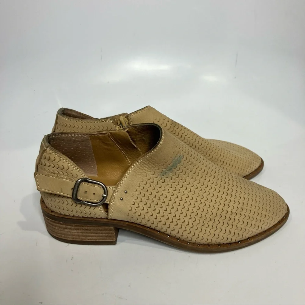 Lucky Brand Gahiro ankle‎ booties tan perforated leather women’s size 6 neutral